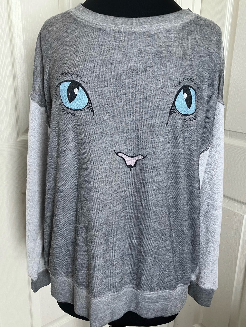 EUC RARE Wildfox “Cat” Face Elton Weekend Lounger Sweatshirt Grey & White Sz. S